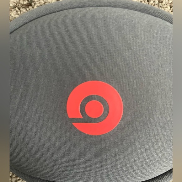 Beats by Dre Headphones Case (Soft Case w/ Inside Pocket) Gray with Red Accents - Picture 2 of 5